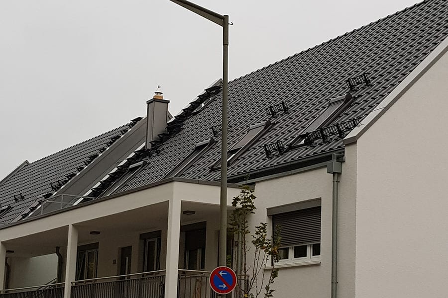 Dachbegehungssysteme und Schneefang auf einem Hausdach