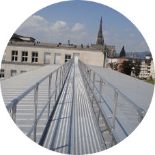 Dachbegehungssystem mit Geländer auf einem Flachdach