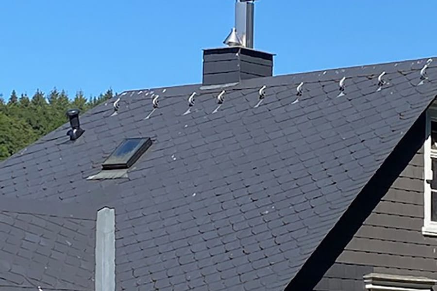 Sicherheitsdachhaken auf dem Giebel eines Hausdachs
