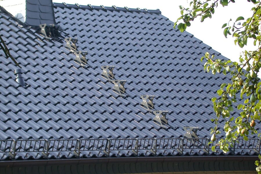 Laufroste auf einem Hausdach