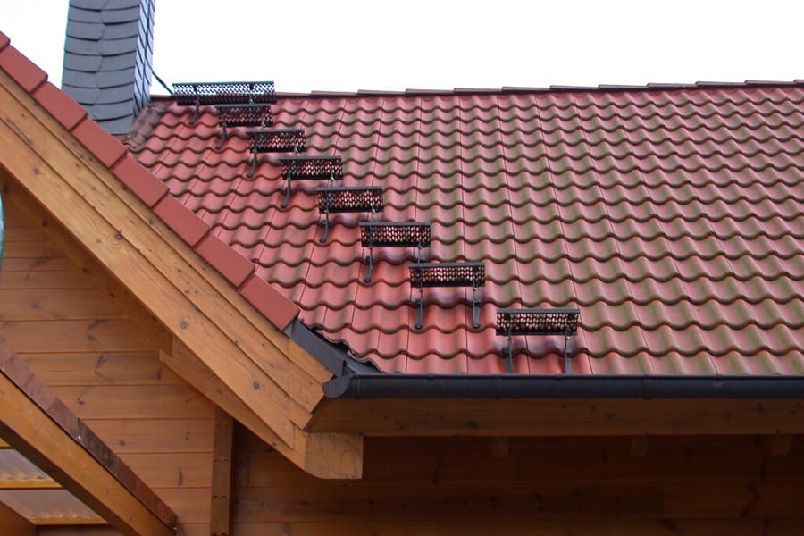 Laufroste auf einem roten Hausdach