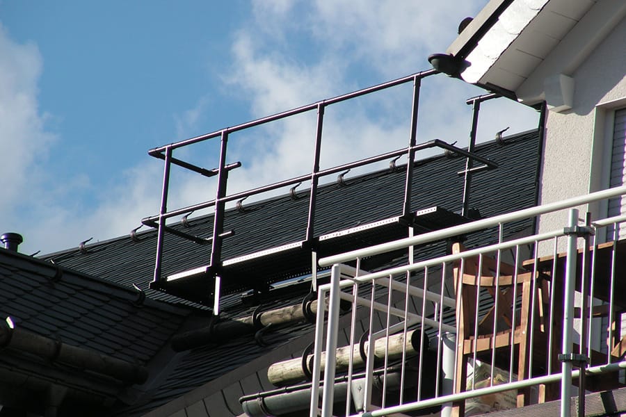 Laufrost mit Geländer auf einem Dach