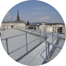 Silbernes Dachbegehungssystem mit Geländer auf einem Flachdach