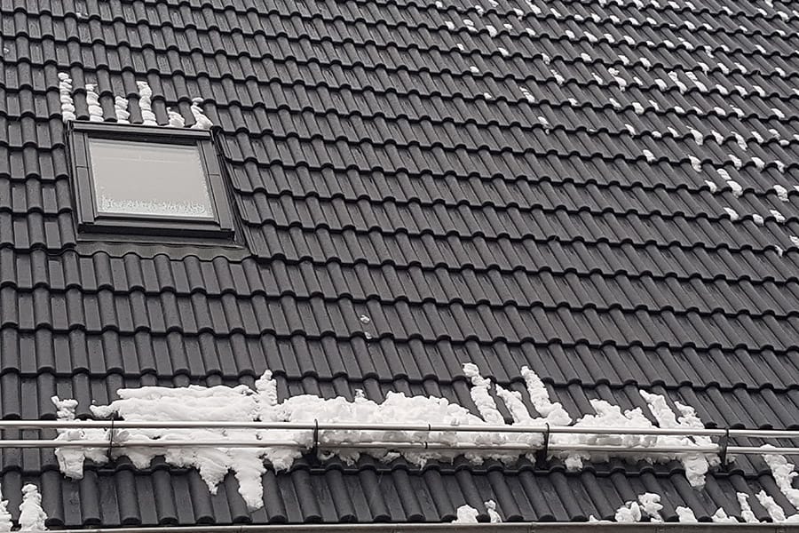 Pulverbeschichtete Schneefangrohre auf einem Hausdach