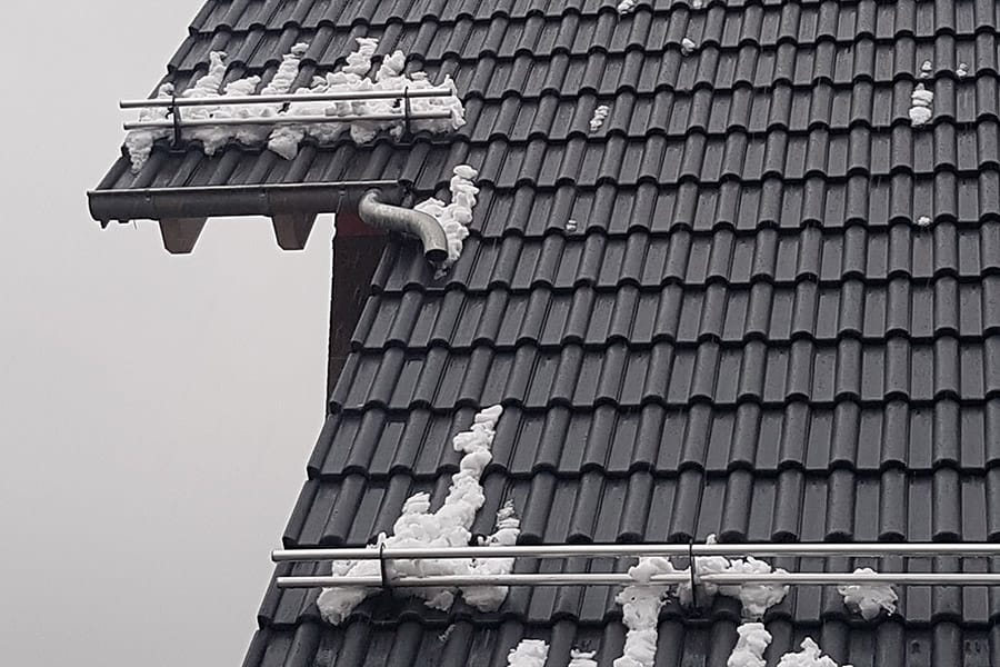 Schneefangstützen von Flender Flux auf einem Dach